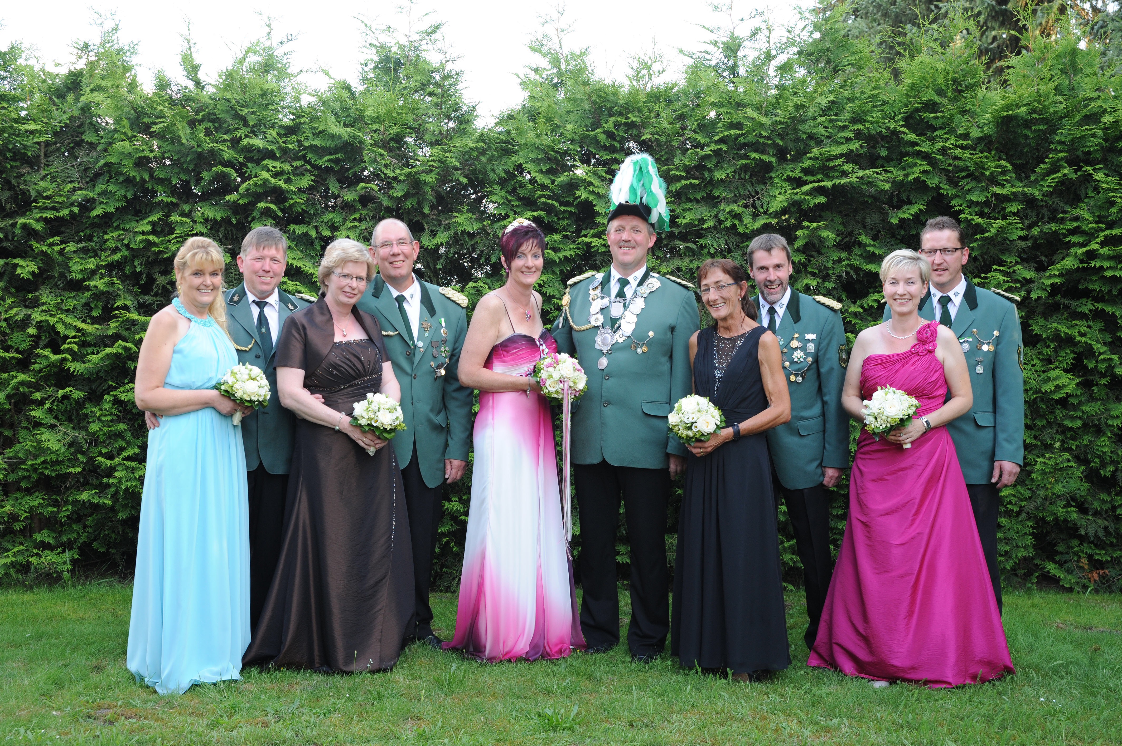 Der Rühlerfelder Thron 2016 Von links: Hermann und Theresia Hartmann, Reinhold und Elisabeth Lemper, König Martin und Königin Inka Lemper, Heinz-Hermann und Monika Völlering, Rainer und Kerstin Hessel.